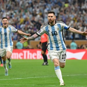 CHÍNH THỨC: Messi đạt mốc 900 bàn, vẫn còn kém xa Ronaldo