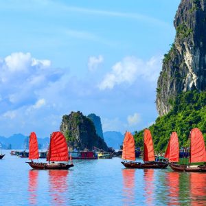 Quảng Ninh: Đón bình minh trên thuyền buồm ba vách tại di sản thế giới vịnh Hạ Long