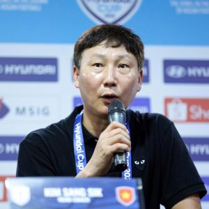 HLV Kim Sang-sik chưa hài lòng dù tuyển Việt Nam thắng Malaysia 2-0