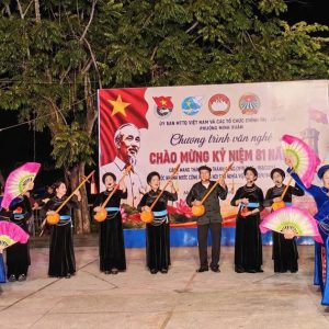 Tiếng Then ngân vang trên phố đi bộ Minh Xuân