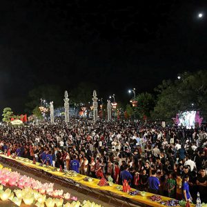 Hàng nghìn hoa đăng thắp sáng sông Lục Đầu trong đêm cầu an ở Kiếp Bạc