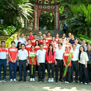 Đội tuyển Điền kinh quốc gia dâng hương tưởng niệm các vua Hùng trước khi tham dự ASIAD