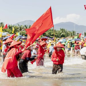 Cả làng xuống biển cổ vũ thuyền đua